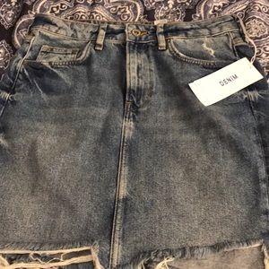 H&M distressed denim skirt ✨💥✨💥✨